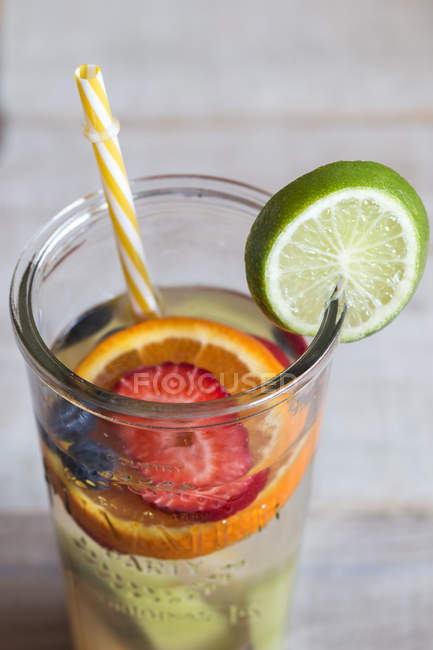 Acqua disintossicante con frutta in vetro — Foto stock