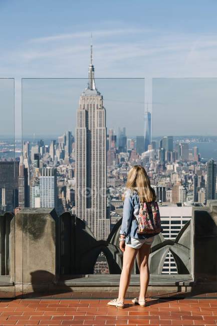 Mulher olhando para Manhattan Skyline — Fotografia de Stock