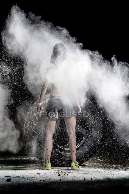 Feminino vestindo roupas esportivas e segurando martelo grande no backgro — Fotografia de Stock