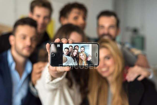 Captura horizontal de pantalla del smartphone mientras la gente hace selfie. - foto de stock