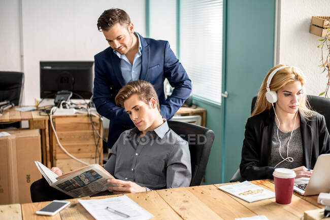 Des hommes d'affaires multiethniques travaillant dans un bureau branché — Photo de stock
