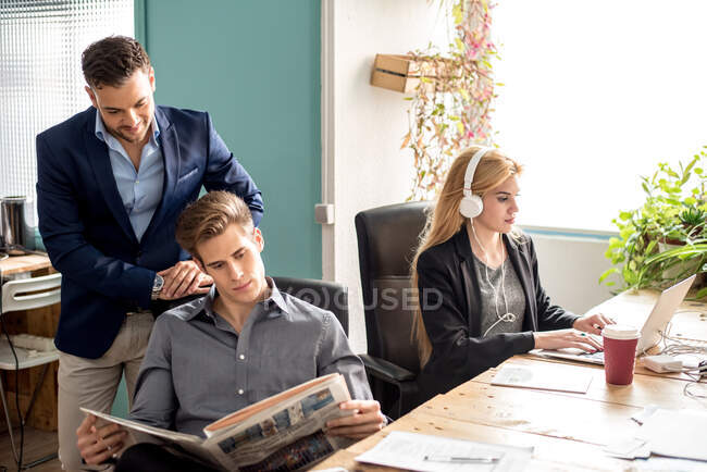 Des hommes d'affaires multiethniques travaillant dans un bureau branché — Photo de stock