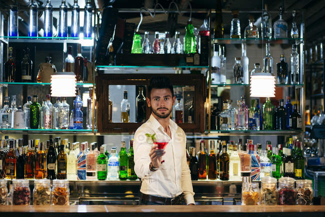 Barkeeper gibt Cocktail — Stockfoto