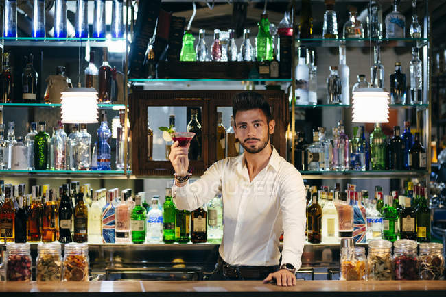 Bartender holding cocktail — Stock Photo