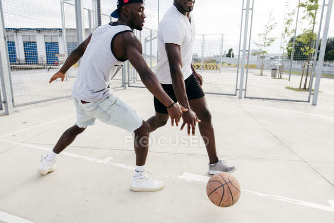 Schwarze Männer spielen Basketball — Stockfoto