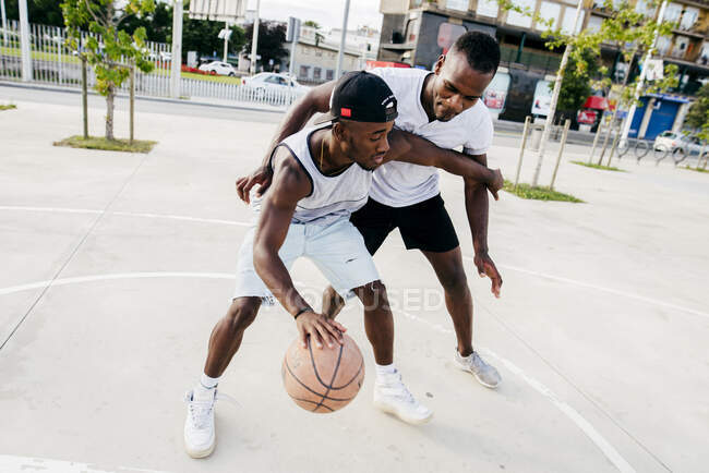 Des hommes afro-américains jouant au basket — Photo de stock