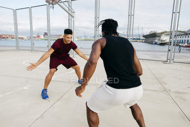 Африканские американские мужчины, играющие в баскетбол — стоковое фото