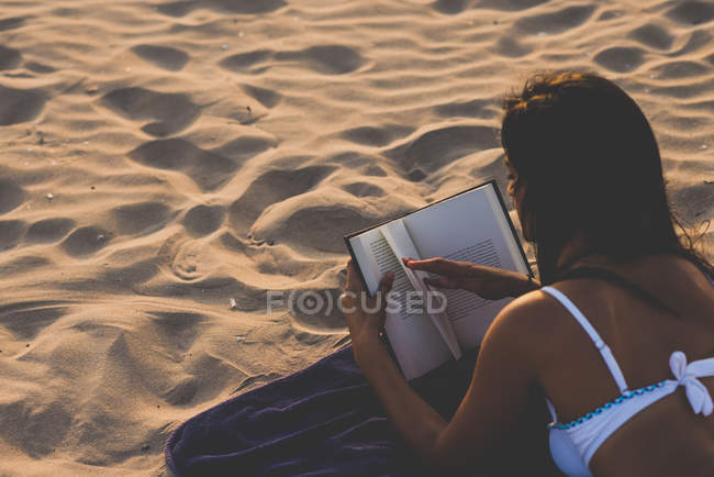 Жінка читання книг на пляжі — стокове фото