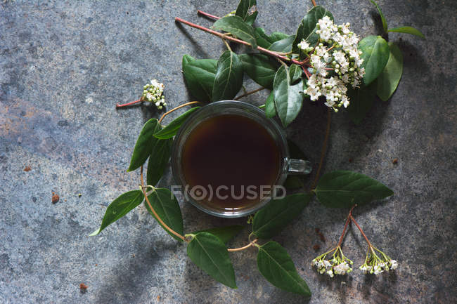 Xícara de café em grinalda floral — Fotografia de Stock