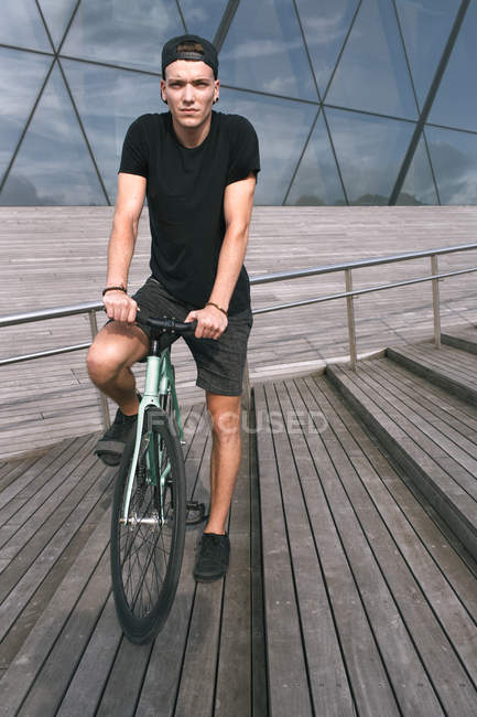 Человек сидит на велосипеде — стоковое фото