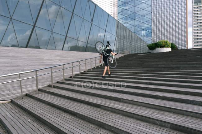 Homem segurando bicicleta nas mãos — Fotografia de Stock