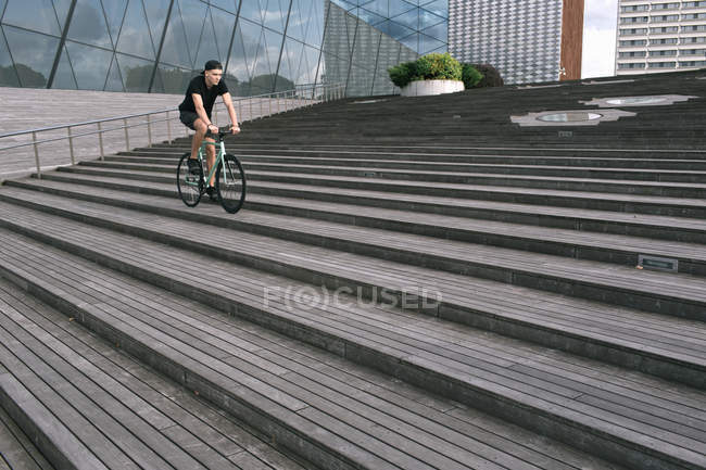 Man riding bike — Stock Photo