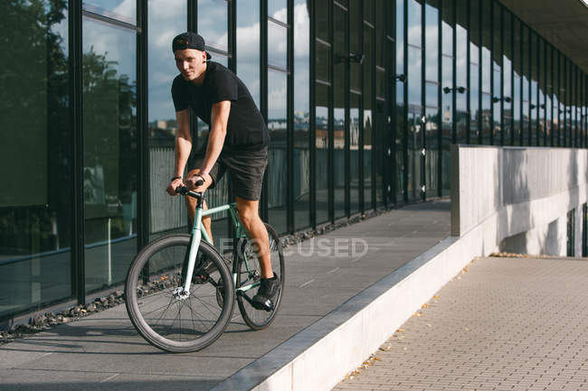Homem montando sua bicicleta — Fotografia de Stock