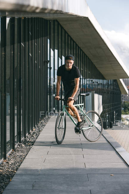 Homem montando sua bicicleta — Fotografia de Stock
