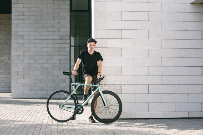 Jeune homme avec vélo — Photo de stock