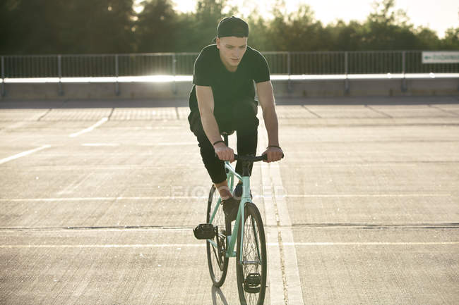 Junger Mann fährt Fahrrad — Stockfoto