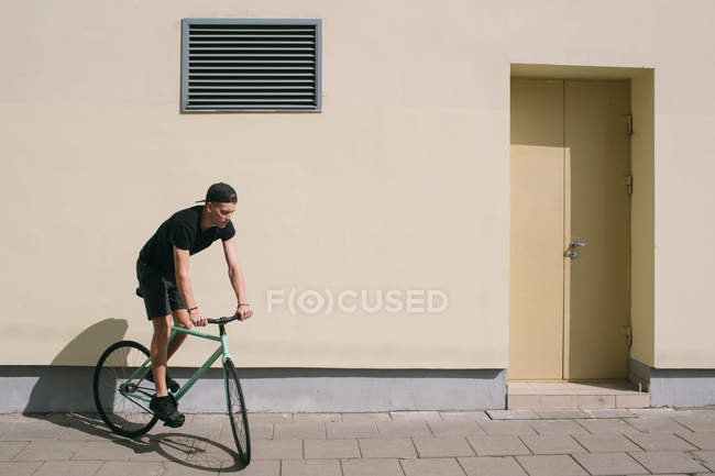 Молодий хлопчик їде на велосипеді — стокове фото
