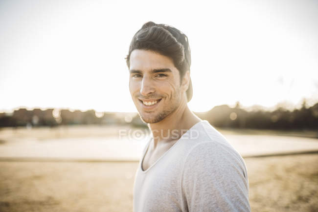 Sonriente hombre guapo - foto de stock