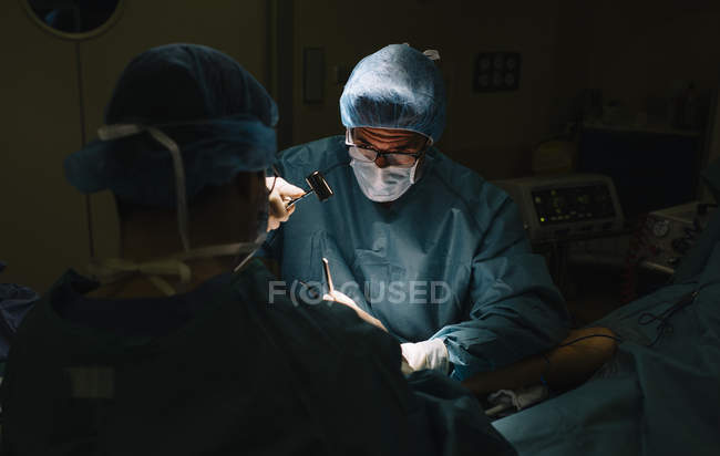 Cirujanos durante la operación - foto de stock