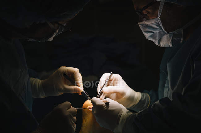 Cirujanos haciendo operación - foto de stock