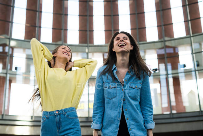 Dos mujeres riendo jóvenes - foto de stock