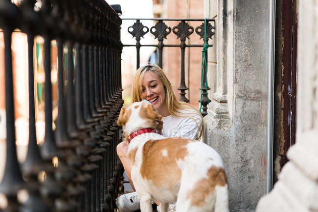 Женщина с собакой на балконе — стоковое фото