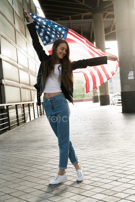 Mujer alegre con bandera de EE.UU. - foto de stock