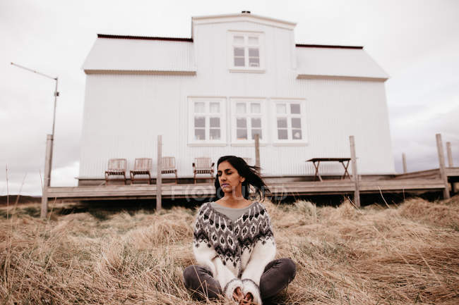 Frau posiert vor Haus — Stockfoto