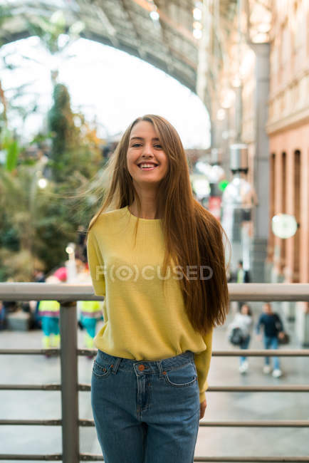 Lächelnde Frau am Geländer — Stockfoto
