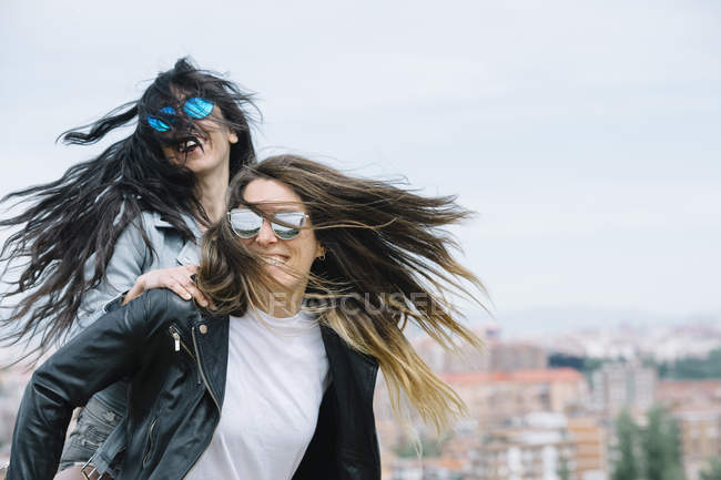 Giovane coppia lesbica su una strada — Foto stock