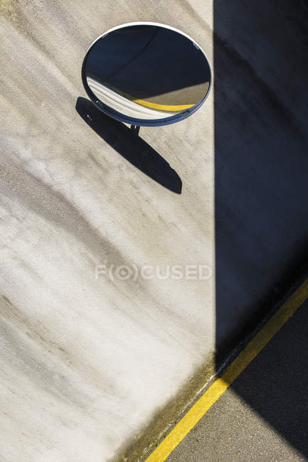 Kippschuss des Garagenspiegels zwischen Schatten auf Beton — Stockfoto