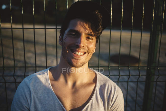Homme souriant dans les rayons de soleil — Photo de stock