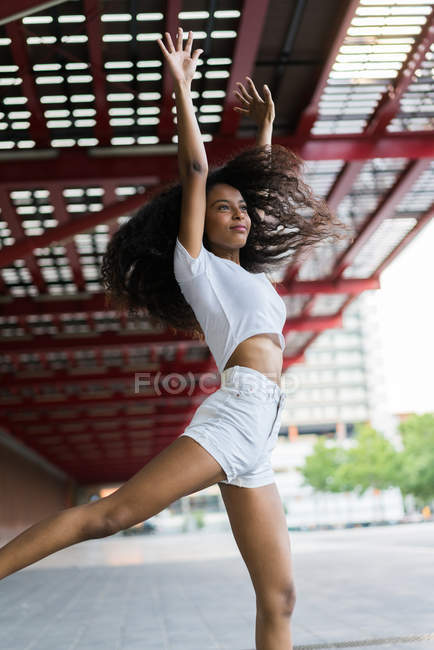 Жінка танцює під мостом — стокове фото
