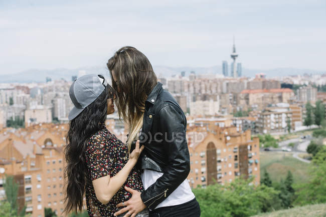 Attrayant jeune couple lesbienne — Photo de stock