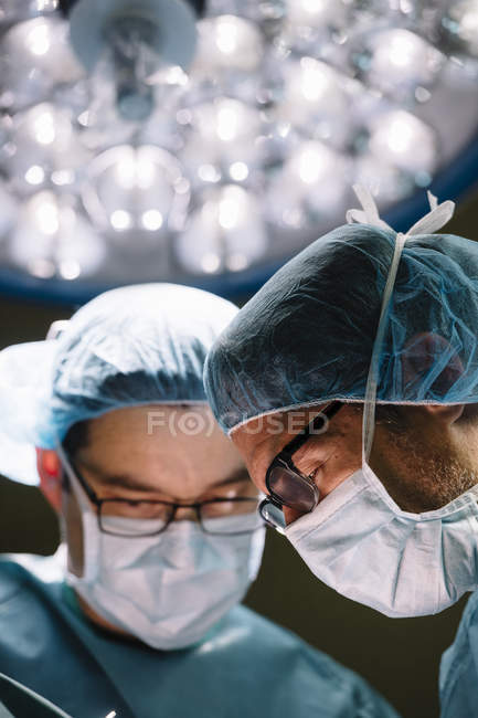 Dos cirujanos durante la operación - foto de stock