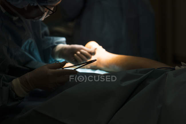 Cirujanos haciendo operación - foto de stock