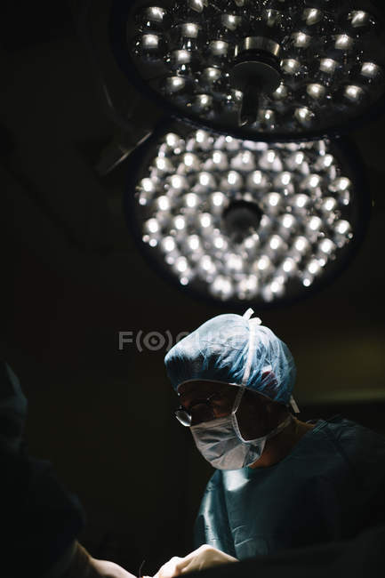 Стоя и обработки хирурга — стоковое фото