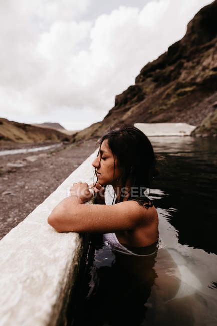 Mujer relajante en aguas termales - foto de stock