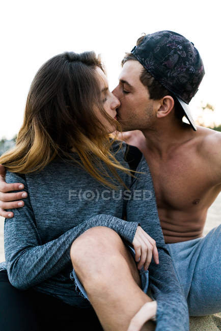 Jeune couple embrasser doucement — Photo de stock