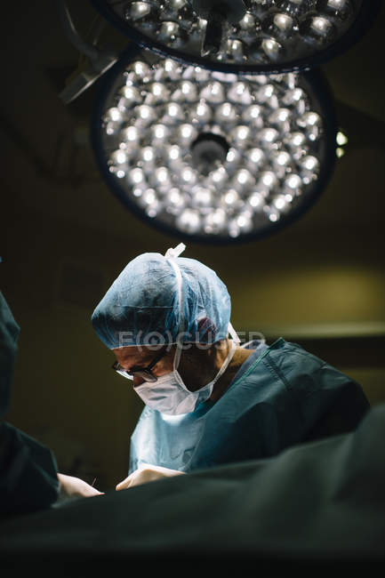 Médecin fournissant l'opération — Photo de stock