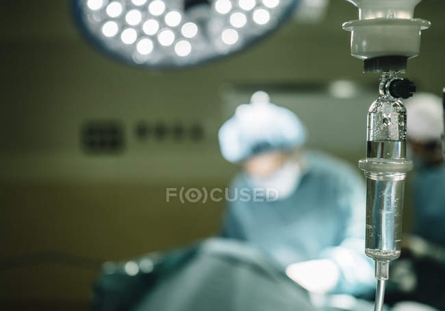 Tropfflasche über Chirurg — Stockfoto