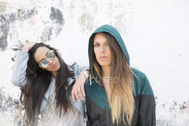 Young lesbian couple on a street — Stock Photo