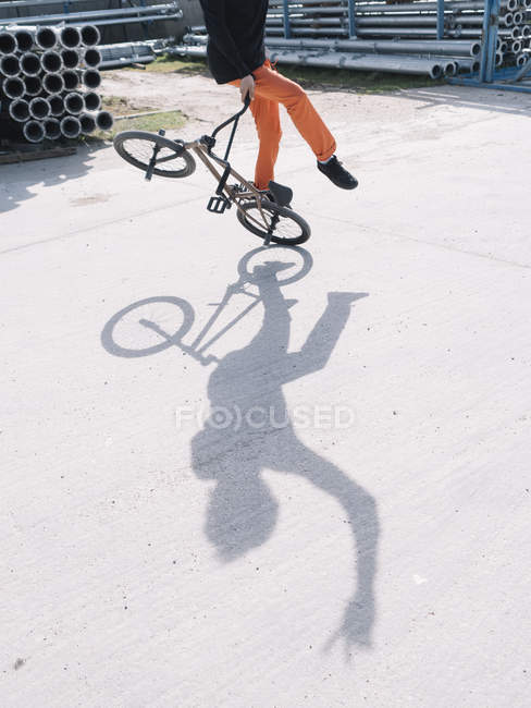 BMX jumper em movimento — Fotografia de Stock