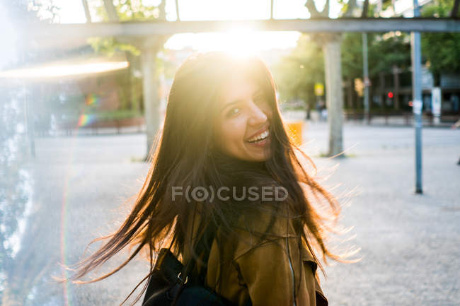 Жінка на вулиці махає волоссям — стокове фото