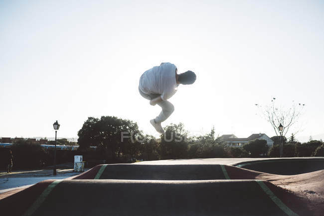 Homme sautant à l'extérieur — Photo de stock