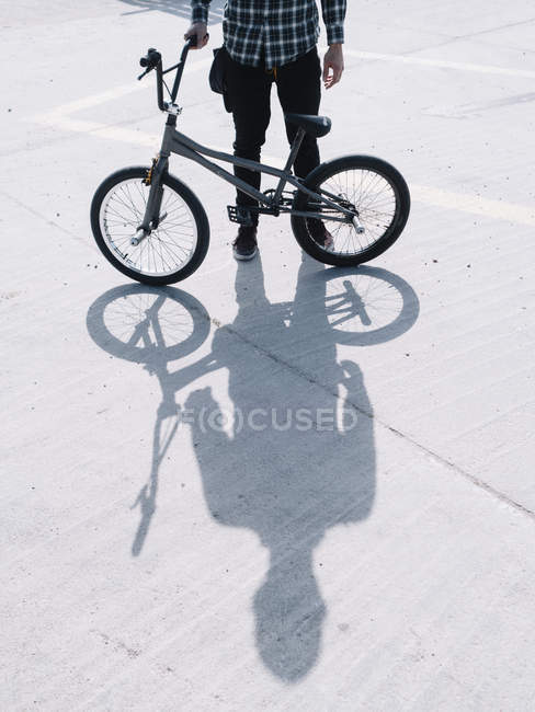 Crop male with BMX — Stock Photo