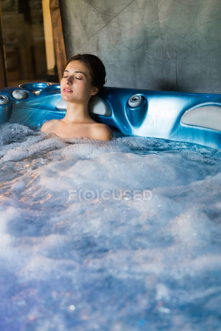 Mulher relaxante em jacuzzi — Fotografia de Stock