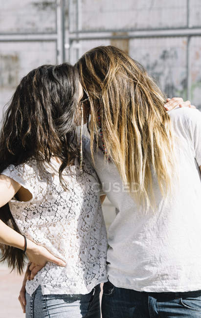 Seitenansicht von Freundinnen küssen — Stockfoto