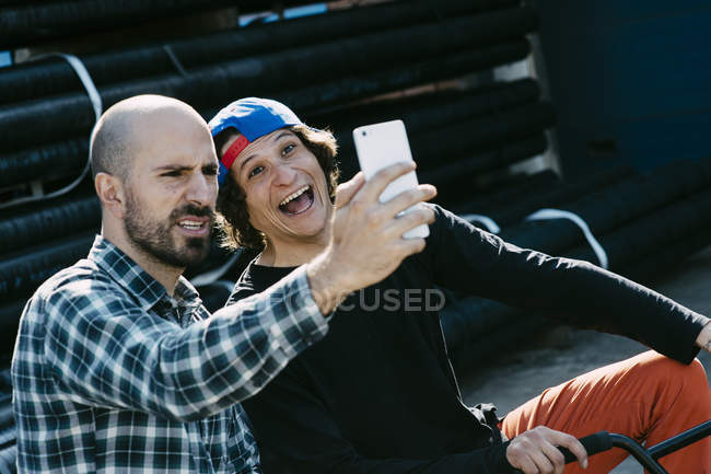 Pessoas alegres tomando selfie — Fotografia de Stock