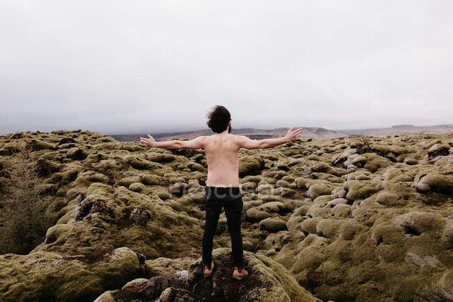 Мужчина без рубашки в исландской природе — стоковое фото